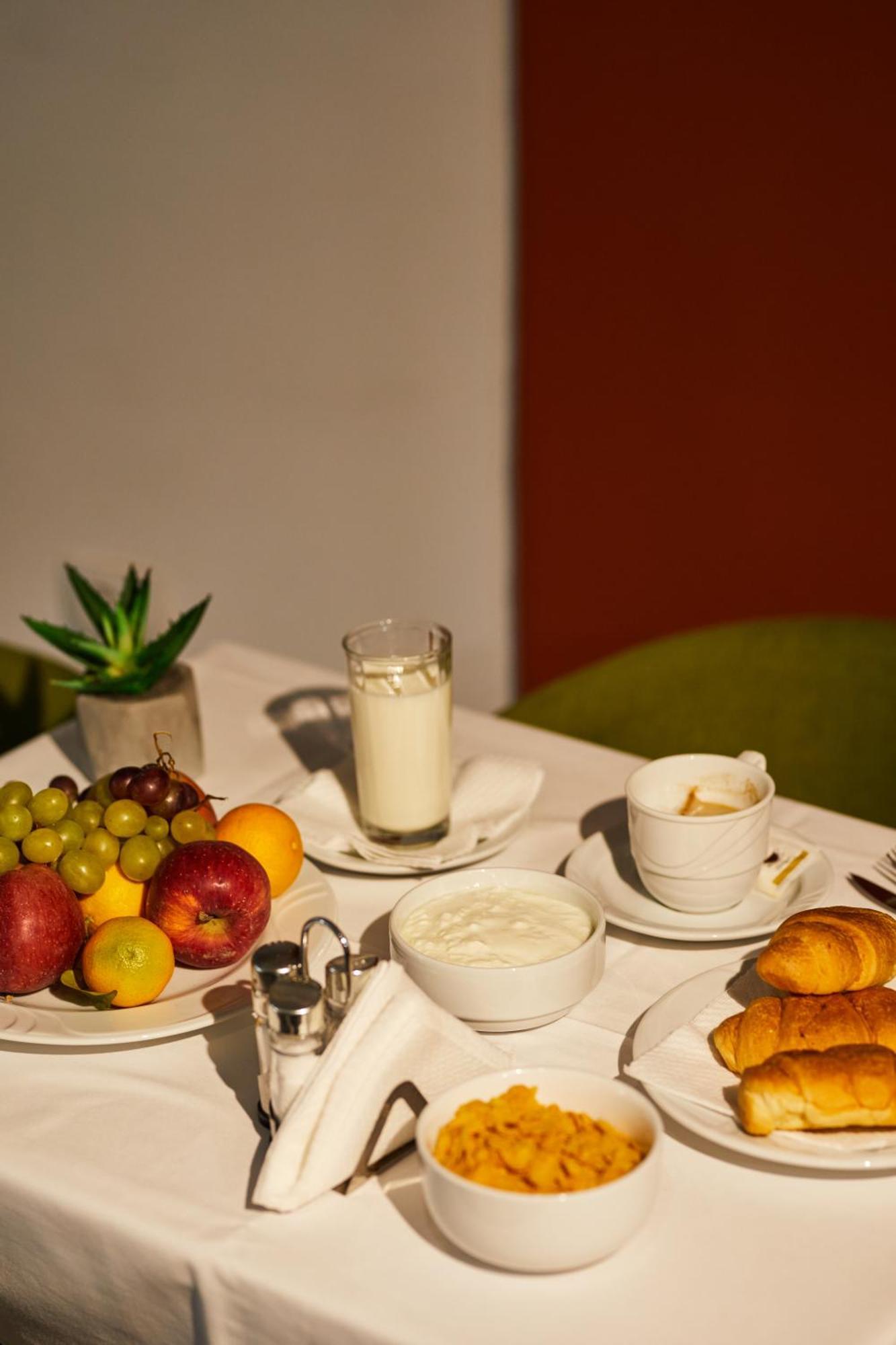Arc Hotel Tirana Esterno foto
